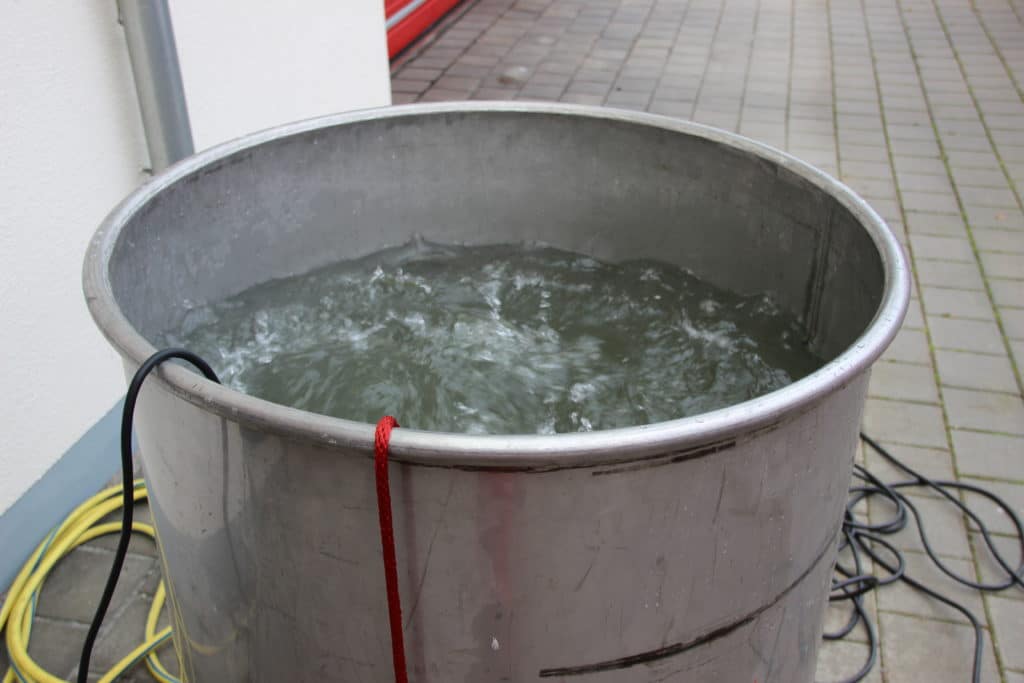 Prüfdienst Messdienst für elektrische Anlagen nach DGUV V3 an einem praktischen Beispiel einer elektrischen Schmutzwasserpumpe im Test.